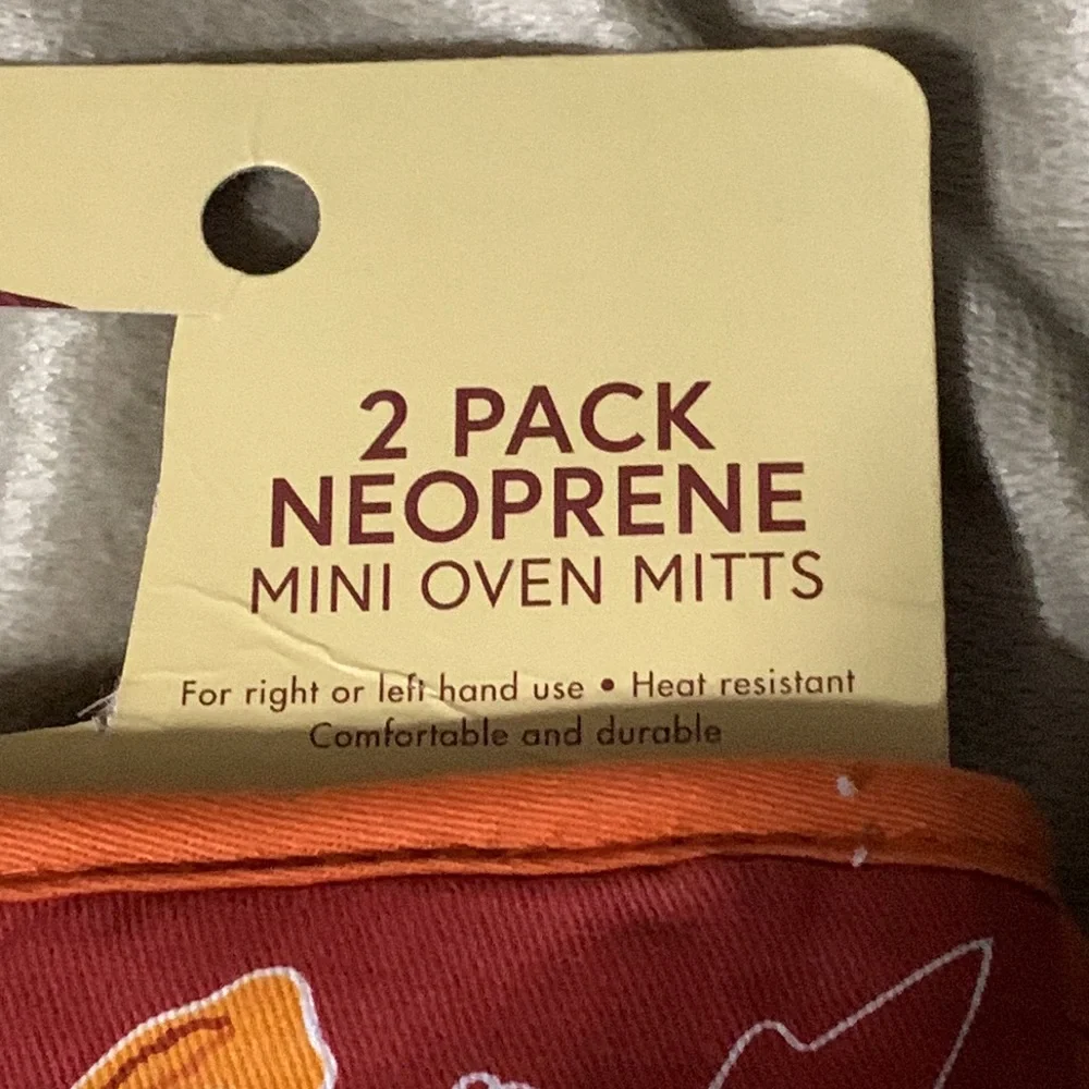 🍁🎃FALL KITCHEN ITEMS- 4 Set of Spreaders & Two pack Neoprene Mini oven Mitts